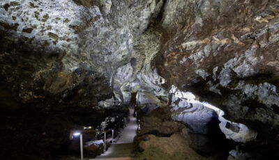 Éclairage LED dans le passage de la grotte avec système de commande Rittal
