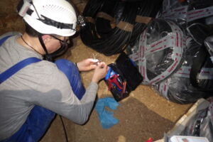 Électricien installant les systèmes de commande LED dans la grotte