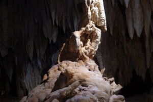 Projet Cave Lighting dans les Grottes de Cristal des Caïmans – installation d’un éclairage LED moderne pour grottes touristiques