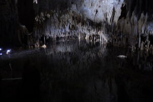 Gros plan sur les stalactites sous éclairage LED