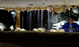 Beleuchtete Stalaktiten-Formation in der Grotte de Cornadore