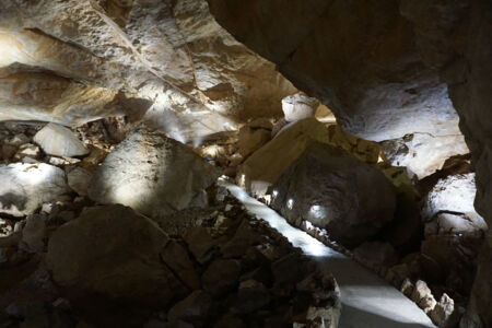 Système d’éclairage LED illuminant les formations rocheuses – équilibre parfait entre lumière et ombre