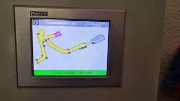 Touchscreen-Steuerung mit interaktiver Karte der Erdmannshöhle – innovative Bedienoberfläche für Guides