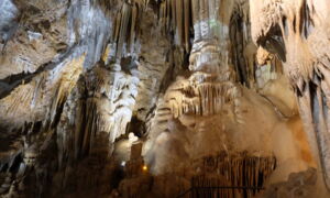 Beeindruckende Felsformation mit präzisem LED-Lichtdesign in der Aven Marzal
