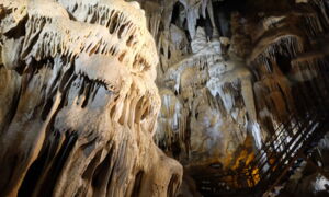Treppenaufgang und Höhlenkammer in der Aven Marzal mit LED-Beleuchtung