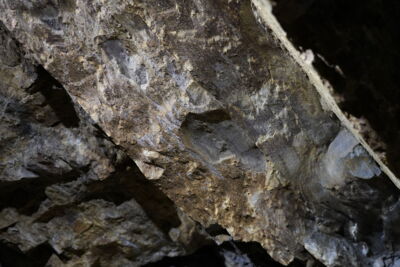 Felsstruktur im Tunnel unter LED-Beleuchtung – präzise Lichtverteilung und Farbtreue durch Cave Lighting Systeme