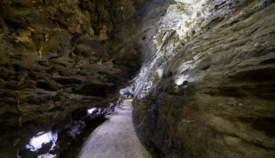 Couloir de grotte illuminé avec éclairage LED moderne signé Cave Lighting