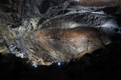 DE: Große Höhlenhalle mit mehreren Lichtquellen zur Inszenierung der Struktur