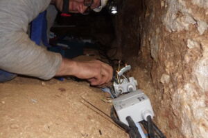 Montage d’un luminaire LED sur la paroi de la grotte