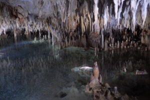 Lac souterrain avec reflets et éclairage LED