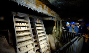 Beleuchteter Führungsbereich mit LED-Systemen in der Cornadore-Höhle