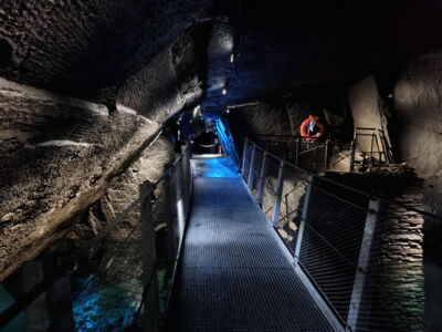 Chemin des visiteurs avec technologie LED moderne – Cave Lighting assure sécurité et ambiance