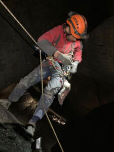 Technicien Cave Lighting utilisant un accès par corde – installation d’éclairage dans des zones difficiles d’accès