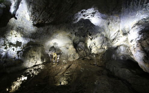 Tropfsteinhalle mit präzisem Lichtdesign – Cave Lighting hebt die natürliche Schönheit der Formationen hervor