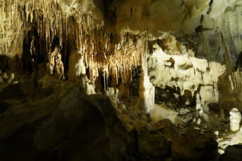 Die Höhle ist gut erhalten und bietet eine Vielzahl von Stalaktiten und Stalagmiten