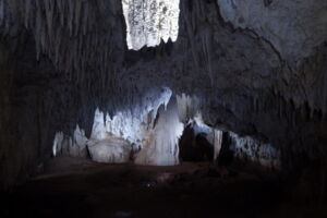 Salle principale des Grottes de Cristal des Caïmans avec stalactites et éclairage LED
