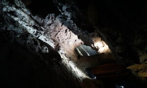 LED-Beleuchtung im historischen Bergwerksstollen Gleissinger Fels