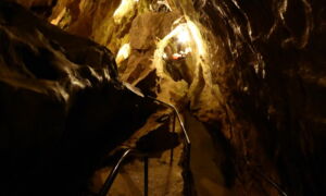 Couloir illuminé dans la Grotte Sturmann (Allgäu, Allemagne) avec éclairage LED blanc chaud