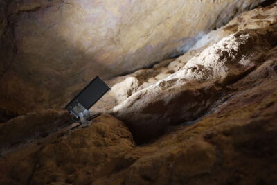 EN: Linear illumination along cave structures using an LED spotlight