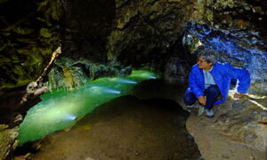 Unterirdischer See mit LED-Beleuchtung in der Grotte de Cornadore