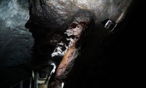 LED-Lichtinstallation im Bergwerksstollen Gleissinger Fels