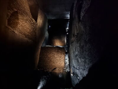 Passage dans la grotte touristique avec éclairage LED précis – mise en valeur contrastée des formations rocheuses