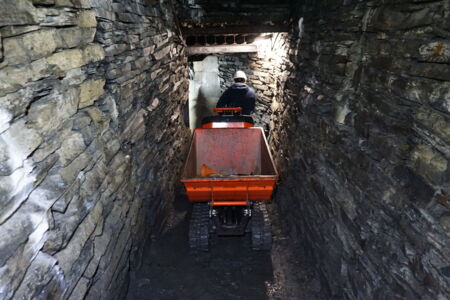 Véhicule de transport utilisé lors du projet de modernisation LED – Cave Lighting modernise les systèmes existants