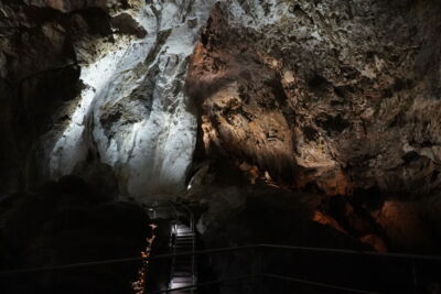 Illuminated rock wall with modern Cave Lighting system – perfect light distribution for cave tours
