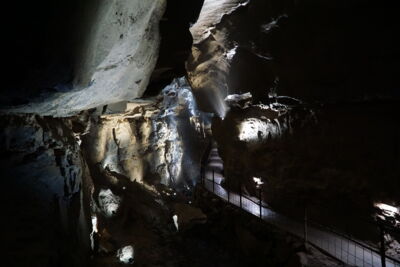 Formations rocheuses de l’Aillwee Cave éclairées par lumière LED chaude
