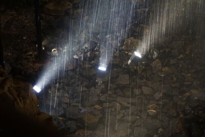 Cascade souterraine éclairée dans l’Aillwee Cave