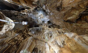 Lichtspiel an der Höhlenkuppel der Aven Marzal durch Cave Lighting LED-System