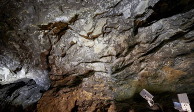 Technologie d’éclairage LED mettant en valeur la paroi rocheuse naturelle de la grotte
