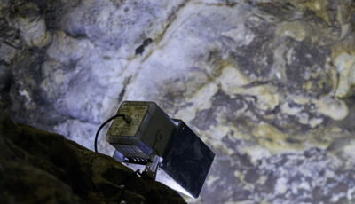 Luminaire LED Cave Lighting installé au plafond de la grotte – commande d’éclairage précise avec système Rittal
