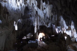 Phase de test de l’installation lumineuse dans les Grottes de Cristal des Caïmans