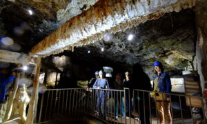 Geführte Tour durch die Grotte de Cornadore mit Cave Lighting Design