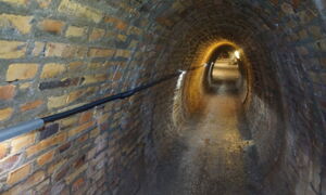 Tunnel d’accès de la grotte Heimkehle avec nouvel éclairage LED
