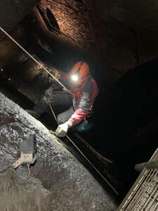 Technicien installant des composants LED dans les travaux souterrains – travail de précision pour des systèmes durables