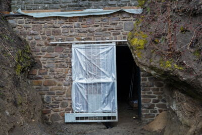 Eingang zum Tunnelprojekt mit provisorischem Zugang – Beginn der Cave Lighting LED-Modernisierung