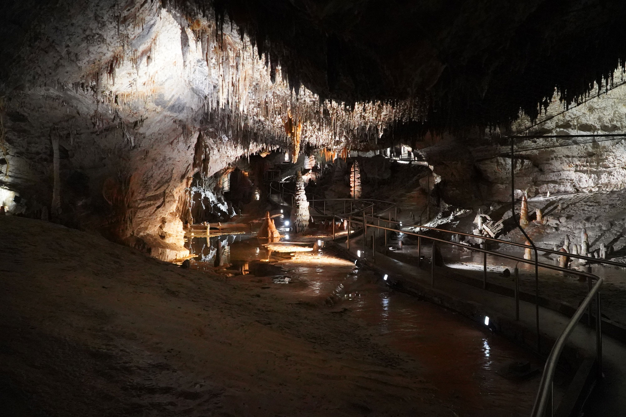 Eishöhle Cave Lighting Installation des neuen Beleuchtungssystems